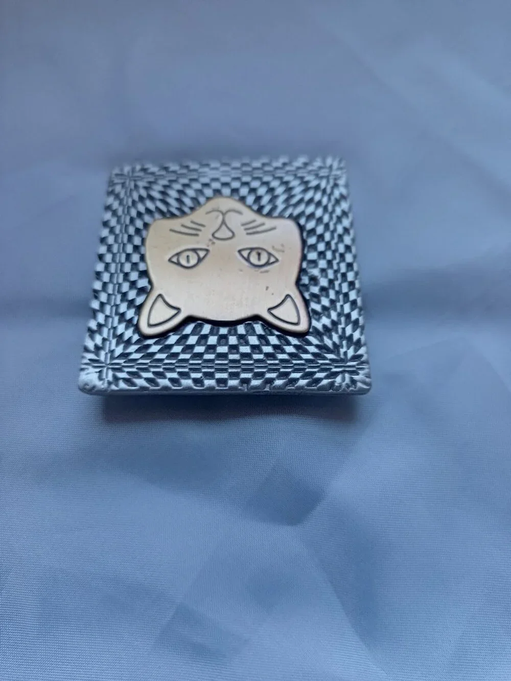 Two tone cat brooch